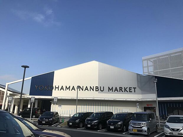 ブランチ横浜南部市場　700m　食品スーパーや飲食店・物販、カフェなどを含めた15店舗が出店しています。 