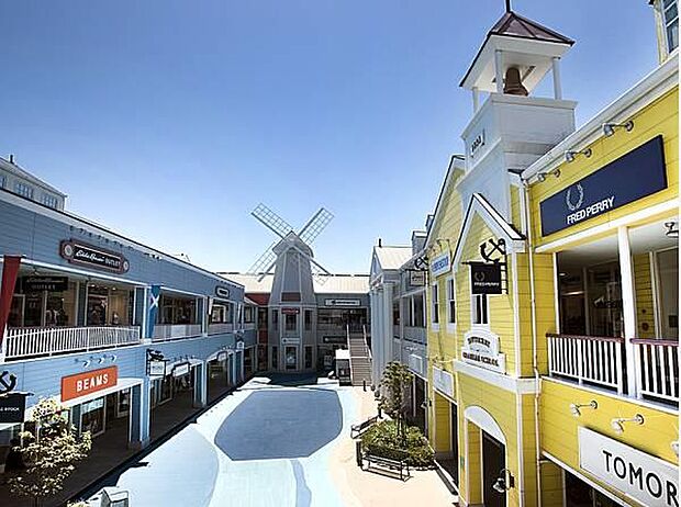 三井アウトレットパーク横浜ベイサイド　750m　アメリカ東海岸にある港町をイメージしたショッピングモール。マリーナを見ながらお買い物が出来ます。 