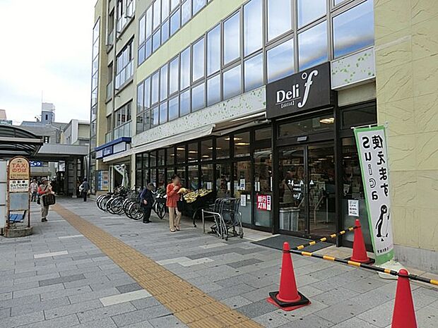 FUJI デリド平塚駅店　210m　24時間営業。小規模ながら品揃え豊富。出来たての手作りおにぎりや自家製のベーカリーが人気です。 