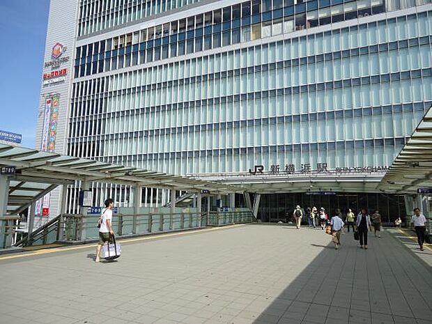 JR横浜線・横浜市営地下鉄ブルーライン・東急新横浜線・相鉄新横浜線「新横浜」駅　1680m　新幹線への乗換え口がJR線と直結しているので、毎日たくさんの利用客で賑わうビッグターミナル。 