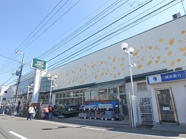 Fuji鳥山店　650m　1階では鮮度に拘った生鮮食品、2階では衣料品や薬を販売しています。 