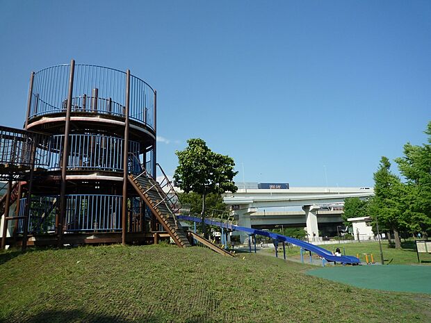 蒔田公園　650m　大型遊具やカヌーで遊べる公園。お休みの日は、お子様連れで賑わいます。   
