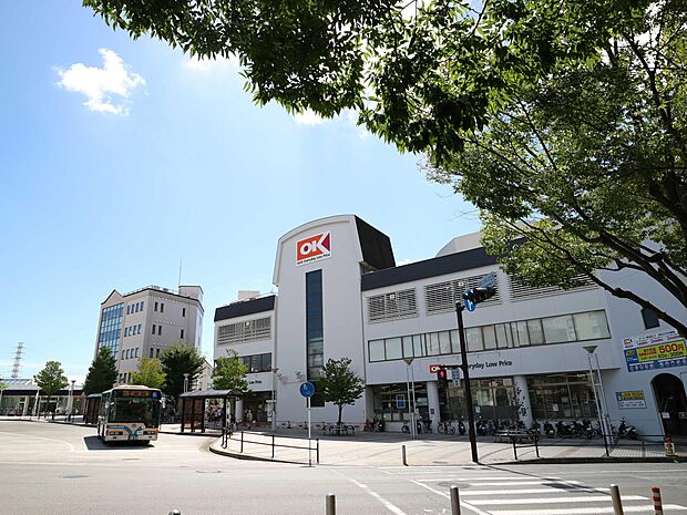 オーケー港北店　750m　関東圏を中心にコスパの良い商品を取り扱うと話題のお店。週末にまとめ買いもいいですね。 