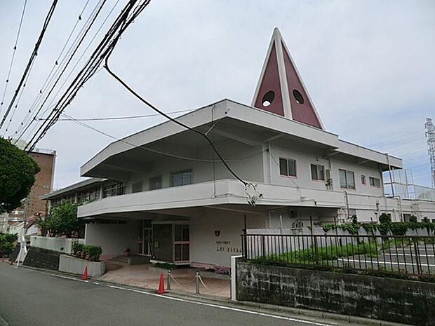 横浜女子短期大学附属幼稚園　400m　創立より子供たちを見守り続けている赤いとんがり屋根が幼稚園のシンボルです。 