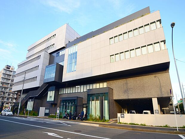 横浜市南区役所　800m　お引越し後の申請や手続きなど、ご利用されることも多い区役所。月〜金曜日の8時45分〜17時開庁。 