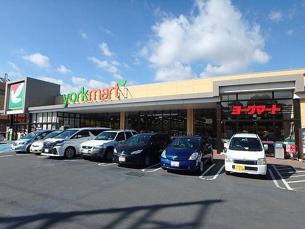 ヨークマート六浦店　1000m　首都圏を中心に展開するセブンアンドアイグループが展開する食品スーパー。 