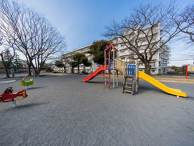 大谷戸公園　80m　マンション前の公園です。お子様が走り回れる広場があり、複合遊具や滑り台などの遊具も充実しています。 