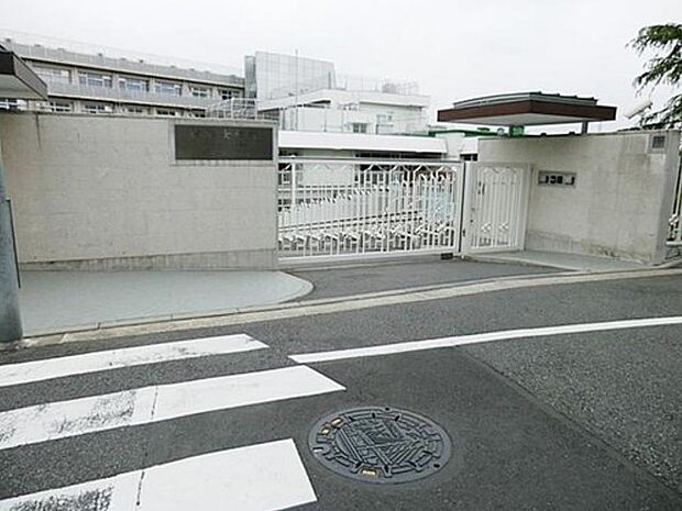 横浜学院幼稚園　180m　園庭は広く、ラバーコートになっていて、10月には運動会も開催されます。 