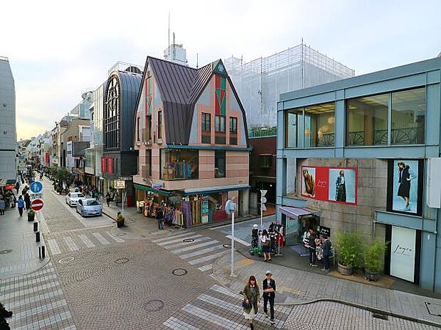 元町商店街　850m　老舗店舗の重厚な佇まいとおしゃれなショップが混在する楽しいストリート。 