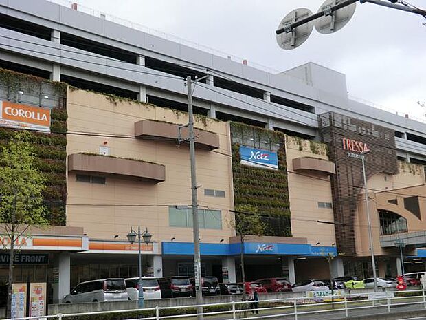 トレッサ横浜　1200m　約200もの専門店が集まる首都圏初のオートモール複合施設。 