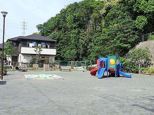 駒岡堂ノ前公園　400m　駒岡堂ノ前古墳に隣接する小さな公園。小さなお子様が遊べそうなカラフルな滑り台がシンボルです。 