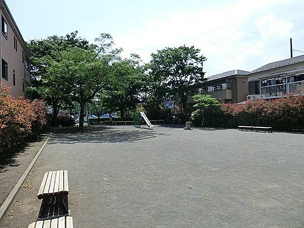 箕輪町公園　110m　住宅地に囲まれた、すべり台・ブランコ・砂場・鉄棒などの遊具がある公園です。   