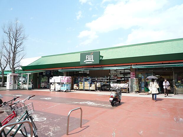 Fuji新桜ヶ丘店　700m　新鮮な食品や日用品をお求めやすい価格で取り揃えている地域密着のスーパー。 
