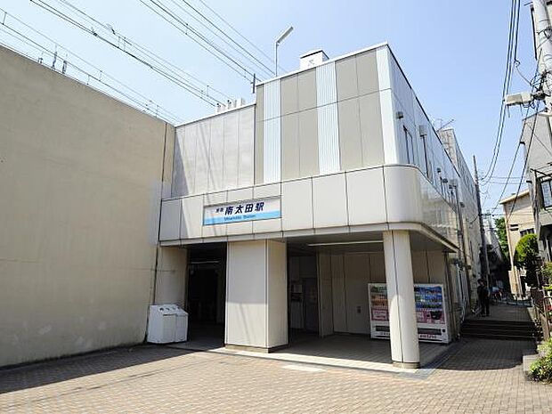 京浜急行線「南太田」駅　240m　「横浜」駅へ約7分。「上大岡」駅へ約6分。近くに清水ヶ丘公園や大岡川など桜の名所があります。   