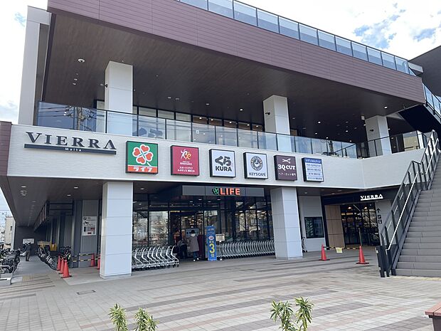 ビエラ蒔田　700m　1階にはスーパー、2階にはダイソー、コーヒーショップなど、3階にはスポーツジムなどが入っています。 