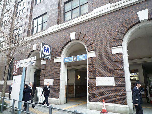 みなとみらい線「日本大通り」駅　240m　特急/Ｆライナー停車駅。横浜駅までの所要時間は特急乗車で約6分。横浜スタジアムの最寄駅の1つ。 