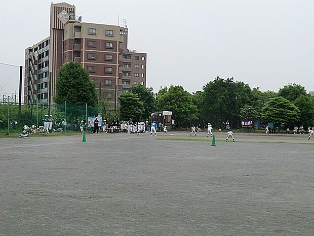 元宮さわやか公園　70m　サッカーや野球などの競技が楽しめる広場として市民向けに整備・一般開放されています。 