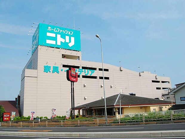 ニトリ横浜鶴見店　850m　「お、ねだん以上」の豊かな暮らしをお手伝いしてくれます。大型家具からインテリア用品まで。 