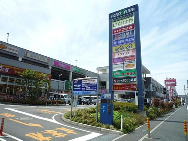 アクロスプラザ東神奈川　1000m　スーパー、衣料品店、飲食店、100円ショップ、ドラッグストア、ブックオフなどが入った複合施設。 