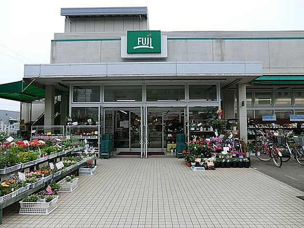 Fuji鵠沼店　600m　お肉やお野菜もお安く提供！地域に根付いた安心価格のお店です。 