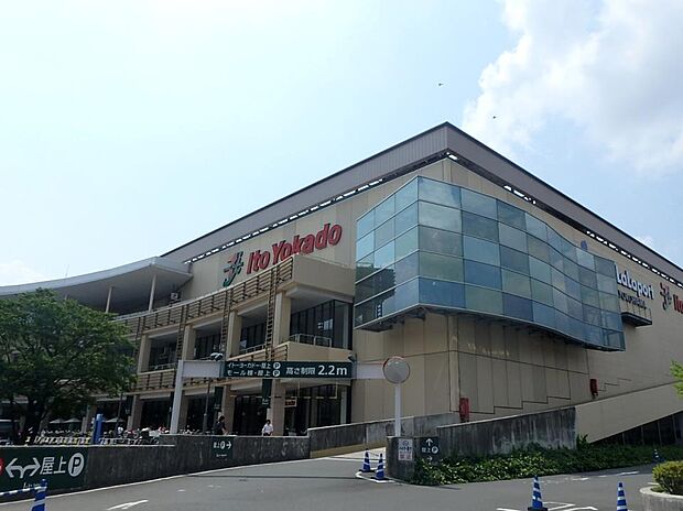 イトーヨーカドーららぽーと横浜店　550m　大型ショッピングモール内にある店舗。駅前なのでお仕事やお出かけの帰りのお買い物にも便利です。 