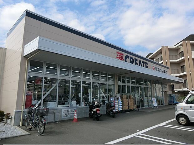 クリエイトエス・ディー磯子滝頭店　800m　お薬や日用品はもちろん、冷蔵食品・冷凍食品・酒・たばこなどをお手ごろ価格で取り揃える頼もしいお店。 