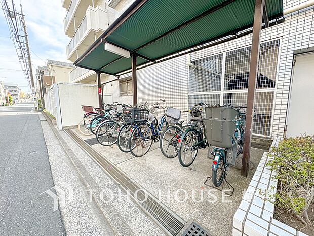 屋根付きの駐輪スペースは、雨風から大事な愛車を守ってくれます。