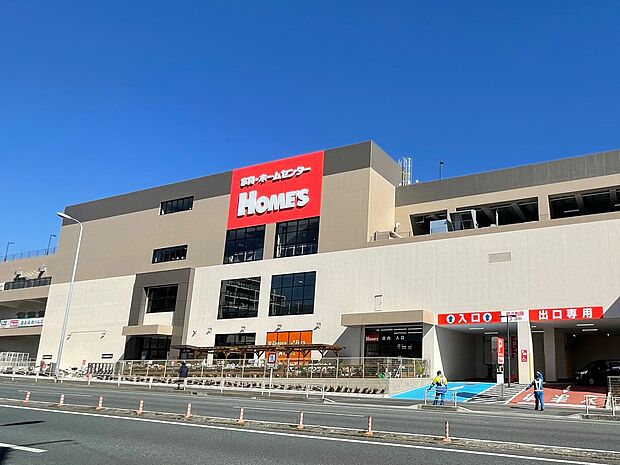 島忠ホームズ横浜鶴見店　1500m　1.2階が家具・ホームセンターのホームズ、3階がスーパー三和です。無料の大型駐車場を完備。 