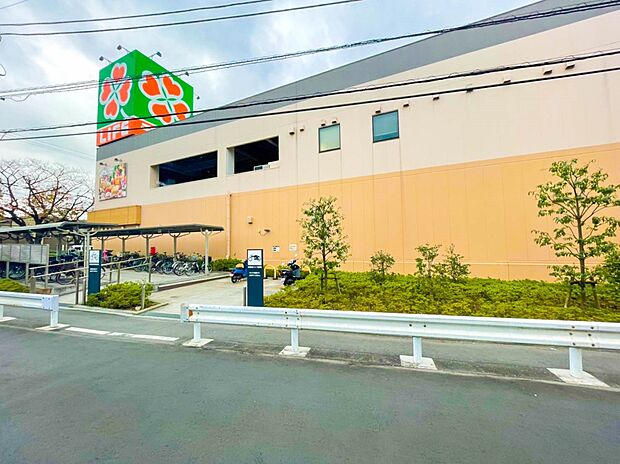 ライフ鶴見下野谷町店　550m　毎日の食卓を彩る食料品から日用品まで取り揃えたスーパー。駐車場104台完備。 