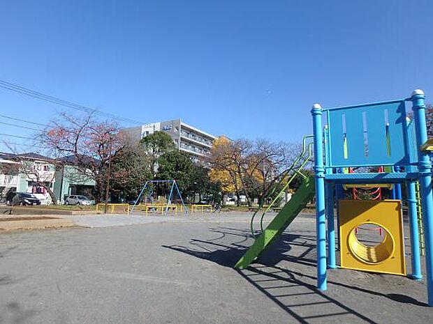 汐入公園 　700m　産業道路・首都高沿い。芝生や大型の遊具がありのびのび過ごせるます。 