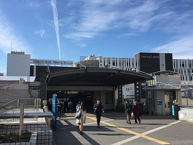 JR線・ブルーライン「戸塚」駅　640m　JR東海道線・横須賀線・湘南新宿ライン、ブルーライン4路線乗り入れのビッグターミナル。   