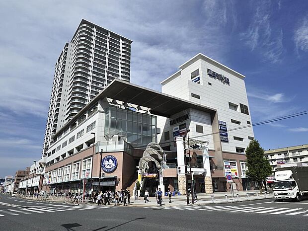 らびすた新杉田　1600m　JR「新杉田」駅直結。30以上の専門店やモールを擁すショッピングモール。 