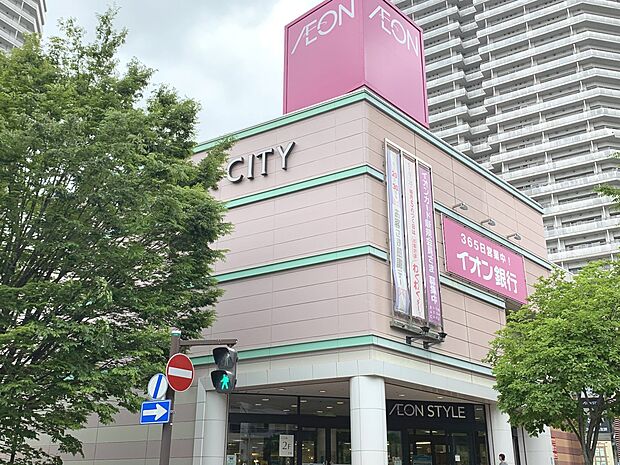 イオンスタイル東戸塚　700m　食品、雑貨、ファッション、ライフスタイル、ベビー・キッズの専門店、フードコートなどを備えています。 