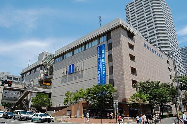 オーロラモール東戸塚　700m　休日はご家族連れなどで賑わう東戸塚駅前にある複合商業施設。普段のお買い物からグルメまで楽しめます。 