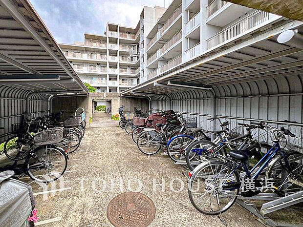 屋根付きの駐輪スペースは、雨風から大事な愛車を守ってくれます。