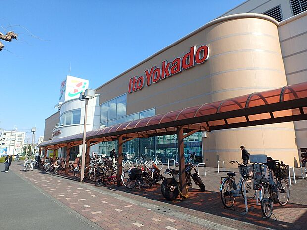 イトーヨーカドー鶴見店　1500m　嬉しい駐車場無料。食料品、生活必需品、被服、書籍、生活家電、自転車、レストランなどがあります。 