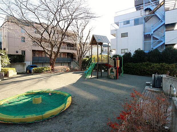 篠原西町公園　400m　遊具広場・冒険広場など、さまざまな用途別広場がある公園です。 