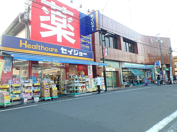 ヘルスケアセイジョー妙蓮寺店　650m　薬や日用品は品揃えも豊富、駅前なのでついでにさっとお買い物ができて便利です。 