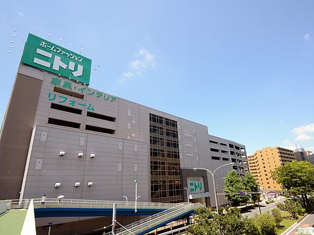 ニトリ新横浜店　1500m　大型家具からインテリア用品までトータルで揃うホームセンター。 