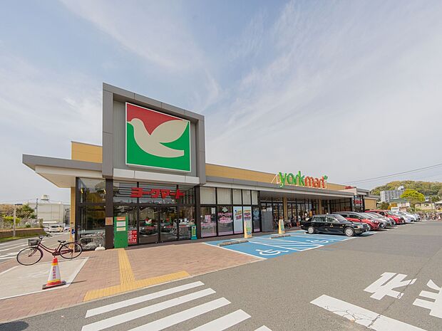 ヨークマート六浦店　650m　首都圏を中心にセブンアンドアイグループが展開する食品スーパー。お地域に根付いた安心価格のお店です。 