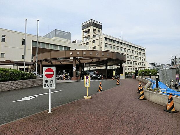 国家公務員共済組合連合会横浜南共済病院　1300m　内科、小児科、循環器科、外科、産婦人科などの診療科がある総合病院。健康診断などの受付も行っています。 