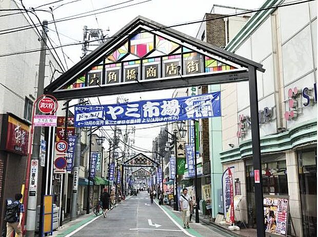 六角橋商店街　350m　昭和の面影を残すレトロな雰囲気が魅力の商店街。幅広い業種のお店で古くから賑わいを見せている。 