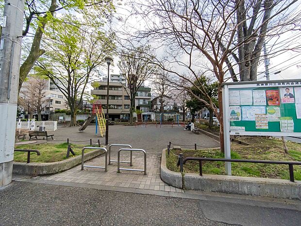 西神奈川公園　110m　六角橋商店街が近く、お買い物ついでにお子様の公園遊びという動線にも便利。 