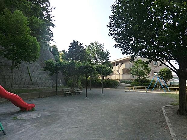 岩崎町第一公園　290m　小さなお子様にも安心の滑り台やブランコ等がある公園です。 