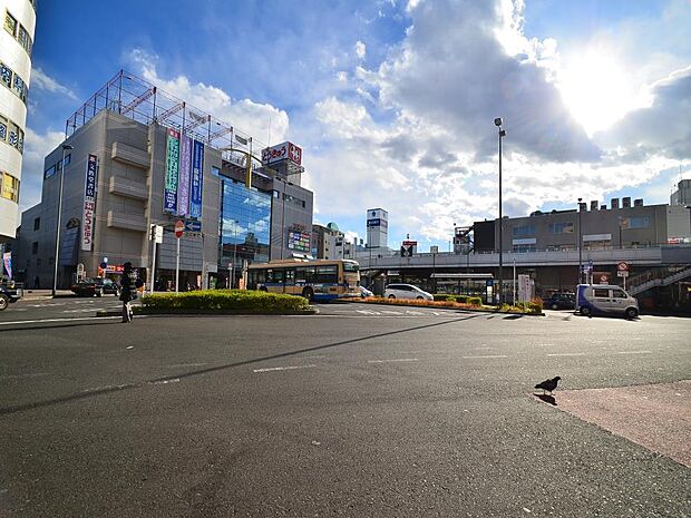 JR横浜線・横浜市営地下鉄グリーンライン『中山』駅　1360m　「横浜」駅へはJR横浜線快速利用で約20分、新横浜駅へは約8分。市営地下鉄グリーンラインの始発駅。 