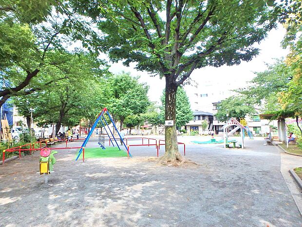宮田町公園　61m　洪福寺松原商店街の近くにある公園です。買物途中に休憩できますね。 