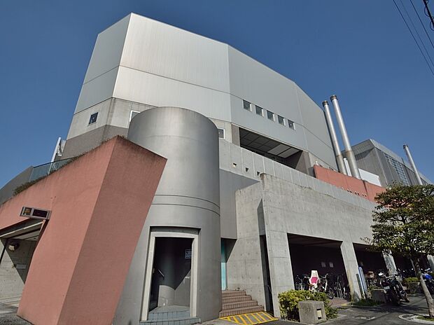 横浜市西スポーツセンター　500m　トレーニング室・プール、体育室、バドミントン・卓球等の施設を市民は利用することができます。 