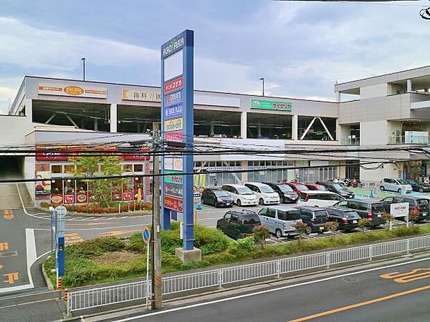 アクロスプラザ東神奈川　1500m　ディスカウントスーパーのオーケー、衣料品店、100円ショップ、ドラッグストア等飲食店が入った複合施設。 
