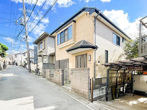 爽やかな青空の下に贅沢なほどに降り注ぐ陽光、豊かな居住性と、クオリティが見事に調和した住空間。