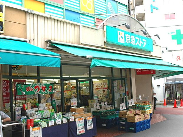 京急ストア日ノ出町店　1000m　食品を中心に、クリーニング店や百円ショップも揃ってます。お出かけ帰りのお買い物に便利です。 